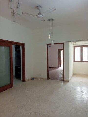 Room in 4 BHK Apartment at Arun Vihar Sector 37, Sector 37 – for Rent