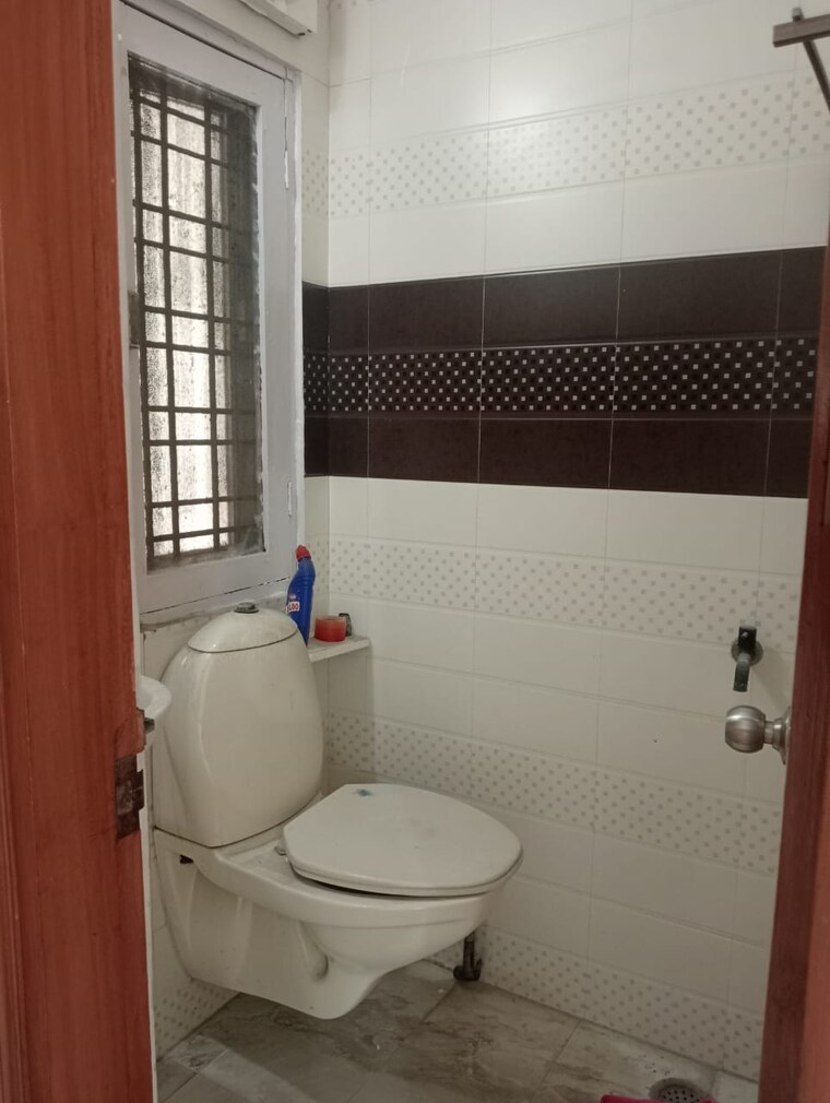 Bathroom, arun-vihar-sector-37 4 Bedroom 2000 Sq.Ft. Apartment In Sector 37 Noida 9486781