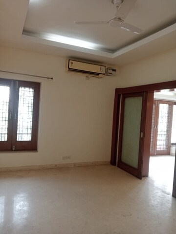 Room in 4 BHK Apartment at Arun Vihar Sector 37, Sector 37 – for Rent
