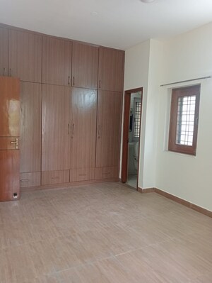 Room in 4 BHK Apartment at Arun Vihar Sector 37, Sector 37 – for Rent