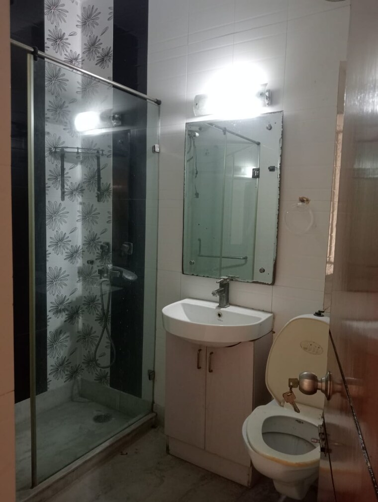 Bathroom, arun-vihar-sector-37 4 Bedroom 2000 Sq.Ft. Apartment In Sector 37 Noida 9486781