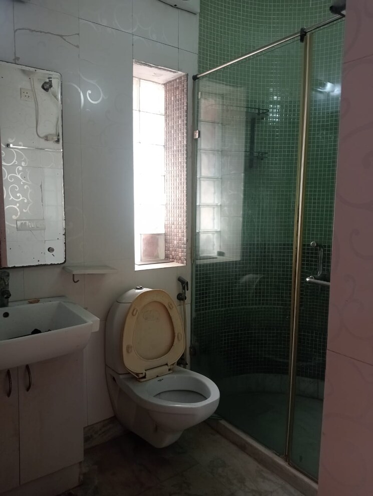 Bathroom, arun-vihar-sector-37 4 Bedroom 2000 Sq.Ft. Apartment In Sector 37 Noida 9486781