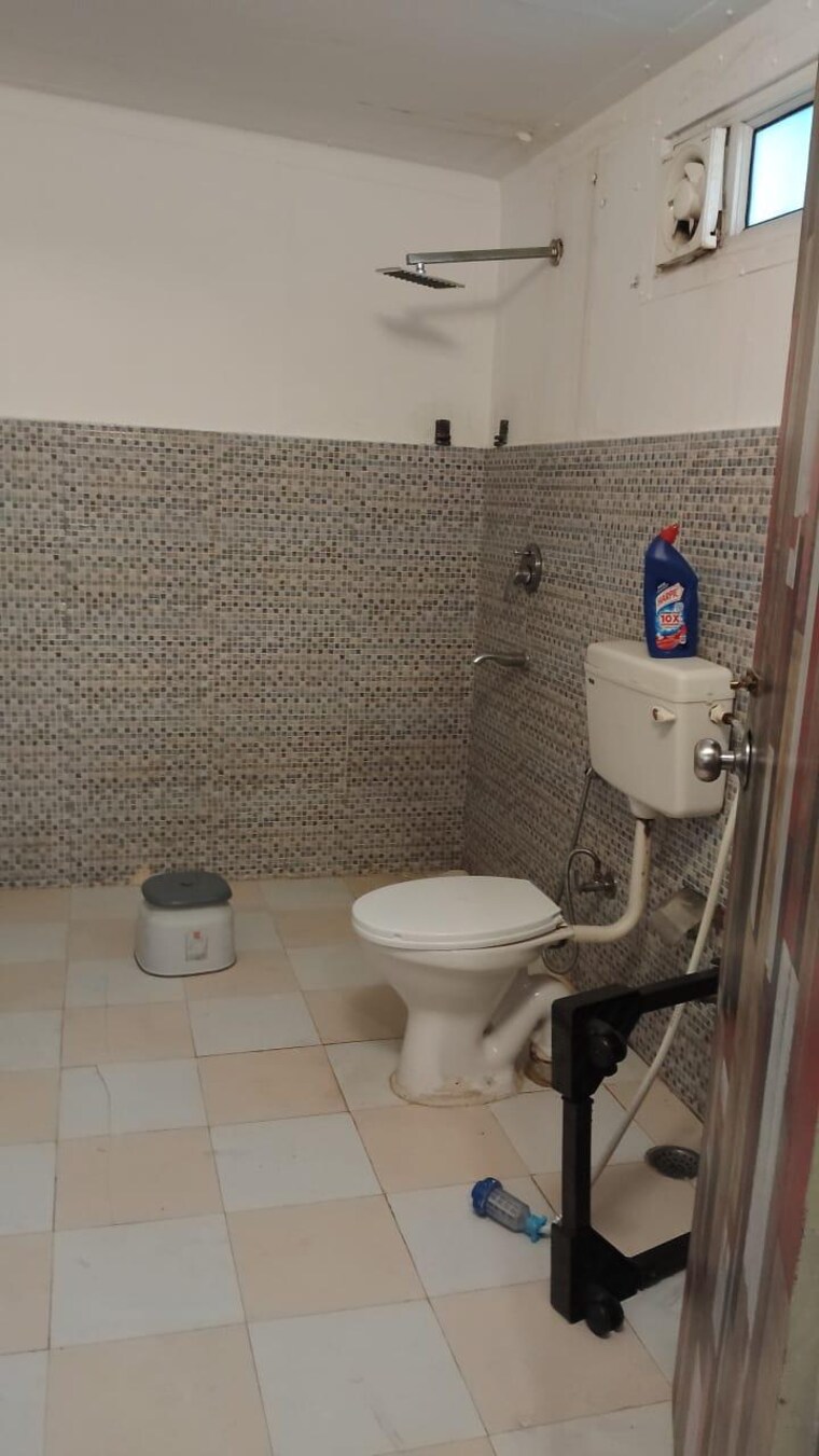 Bathroom, sukhdev vihar 3 Bedroom 275 Sq.Yd. Builder Floor In Sukhdev Vihar Delhi 9486879