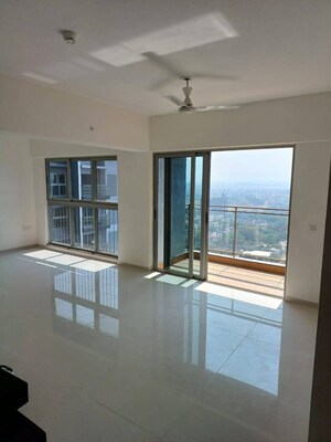 Room in 3 BHK Apartment at Amanora Gold Towers, Hadapsar – for Rent