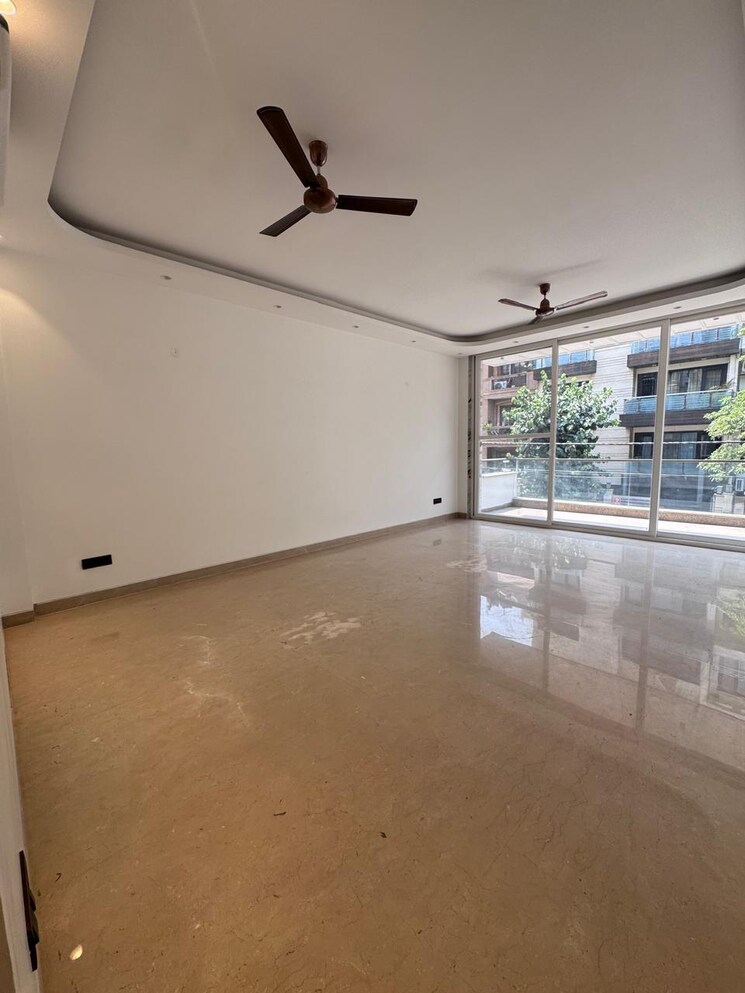 Room, greater kailash ii 3 Bedroom 325 Sq.Yd. Builder Floor In Greater Kailash ii Delhi 9487096