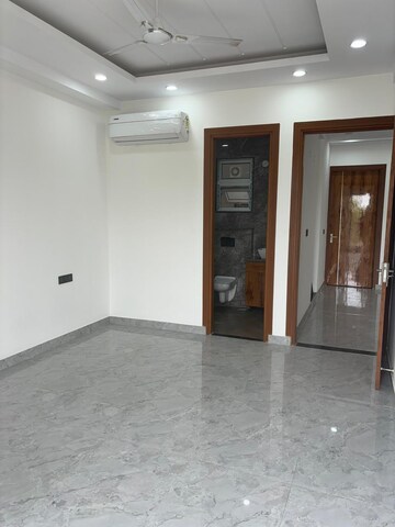 Building Lobby in 3 BHK Builder Floor at Sector 38 – for Rent
