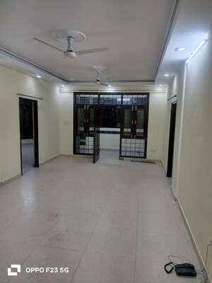 Room in 3 BHK Apartment at Gomti Nagar – for Rent