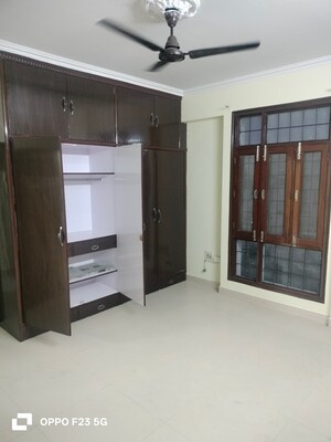 Room in 3 BHK Apartment at Gomti Nagar – for Rent