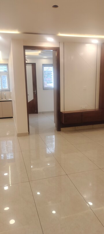 Room in 3 BHK Apartment at Janakpuri – for Sale