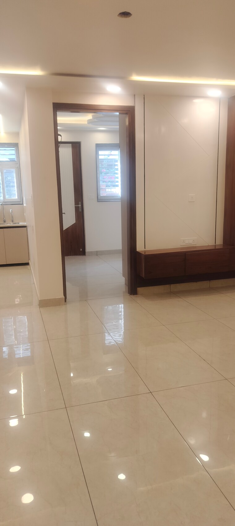 Room, janakpuri 3 Bedroom 100 Sq.Yd. Apartment In Janakpuri Delhi 9487406