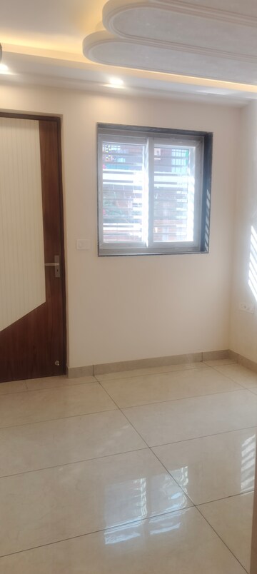 Room in 3 BHK Apartment at Janakpuri – for Sale