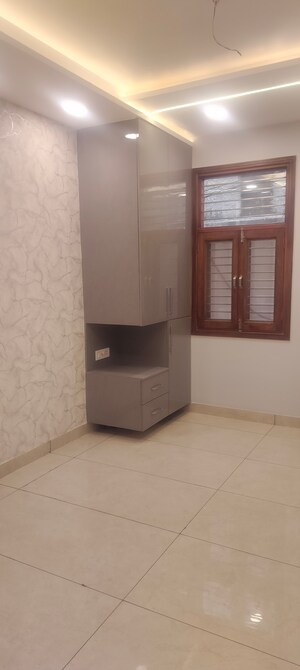 Room in 3 BHK Apartment at Janakpuri – for Sale