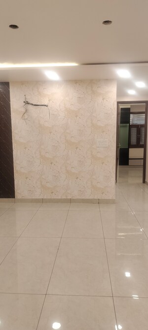 Room in 3 BHK Apartment at Janakpuri – for Sale