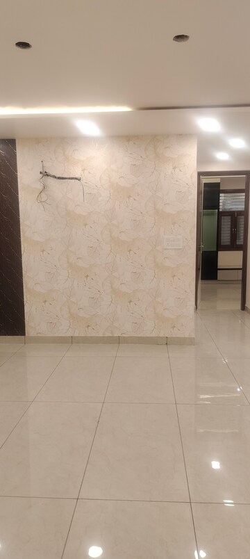 Room in 3 BHK Apartment at Janakpuri – for Sale