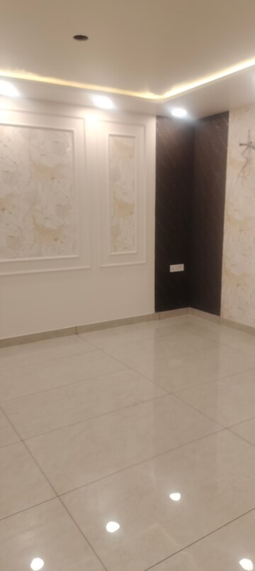 Room in 3 BHK Apartment at Janakpuri – for Sale