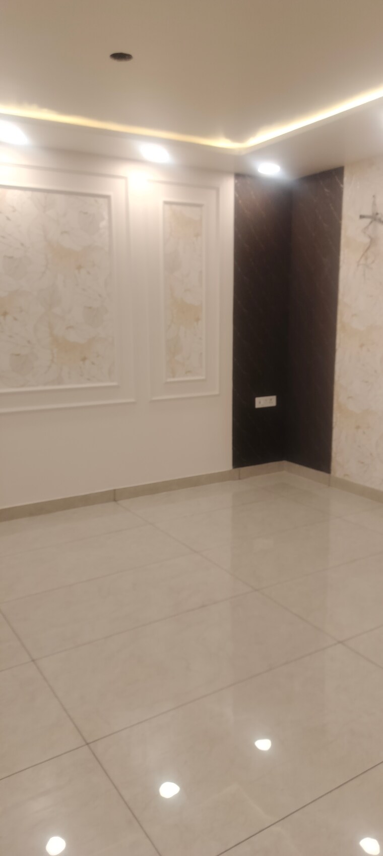 Room, janakpuri 3 Bedroom 100 Sq.Yd. Apartment In Janakpuri Delhi 9487406