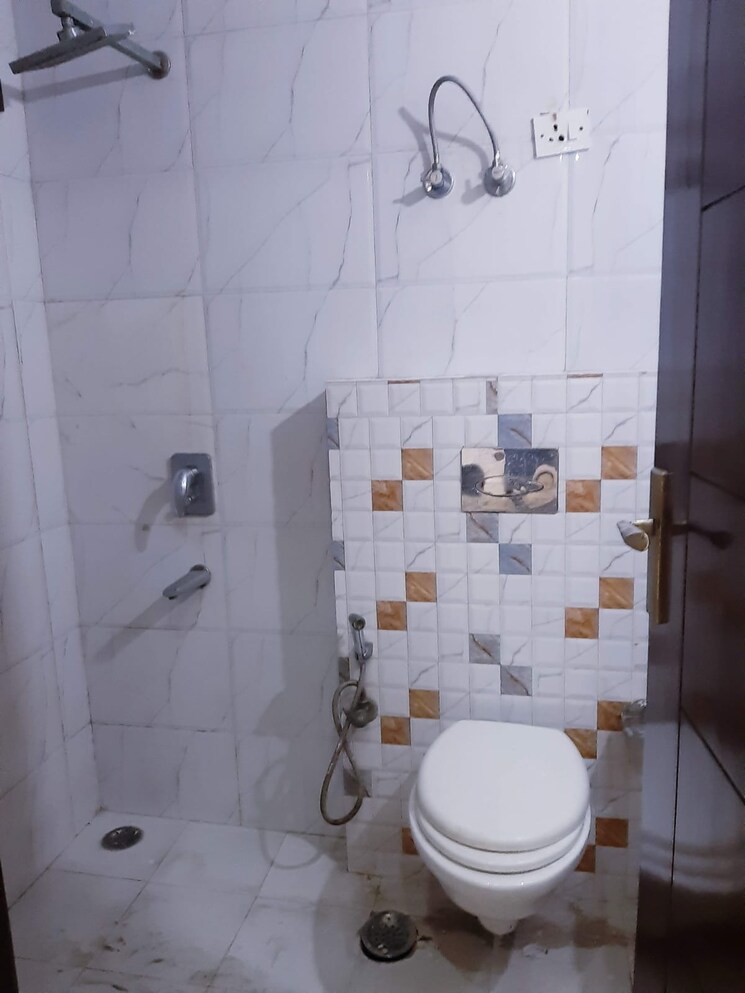 Bathroom, malviya nagar 2 Bedroom 100 Sq.Yd. Builder Floor In Malviya Nagar Delhi 9487498