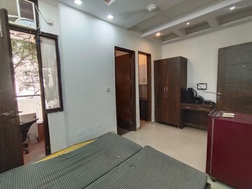 Bedroom in 1 RK Builder Floor at Queens Plaza, Sector 43 – for Rent