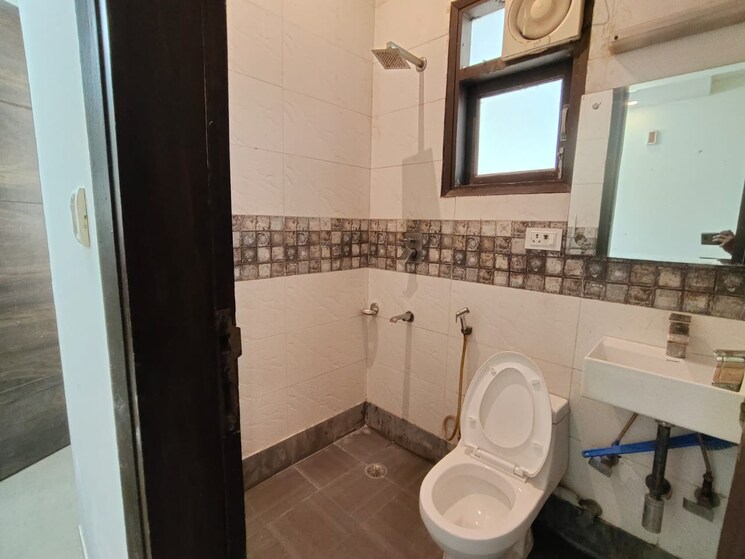 Bathroom, queens-plaza 1 RK 300 Sq.Ft. Builder Floor In Sector 43 Gurgaon 9487535