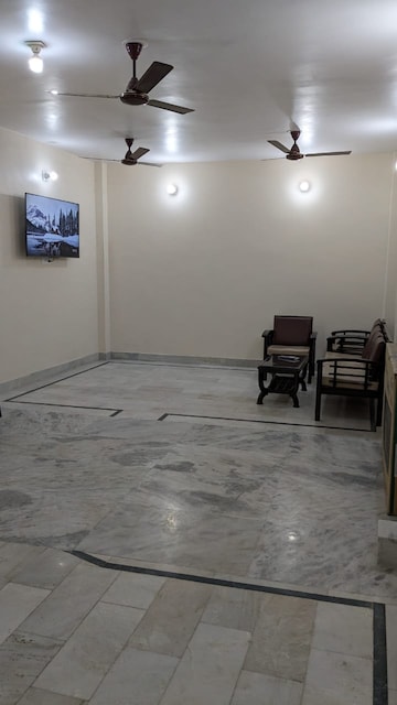 Parking in 1 BHK Builder Floor at Mayur Vihar Phase 1 – for Sale