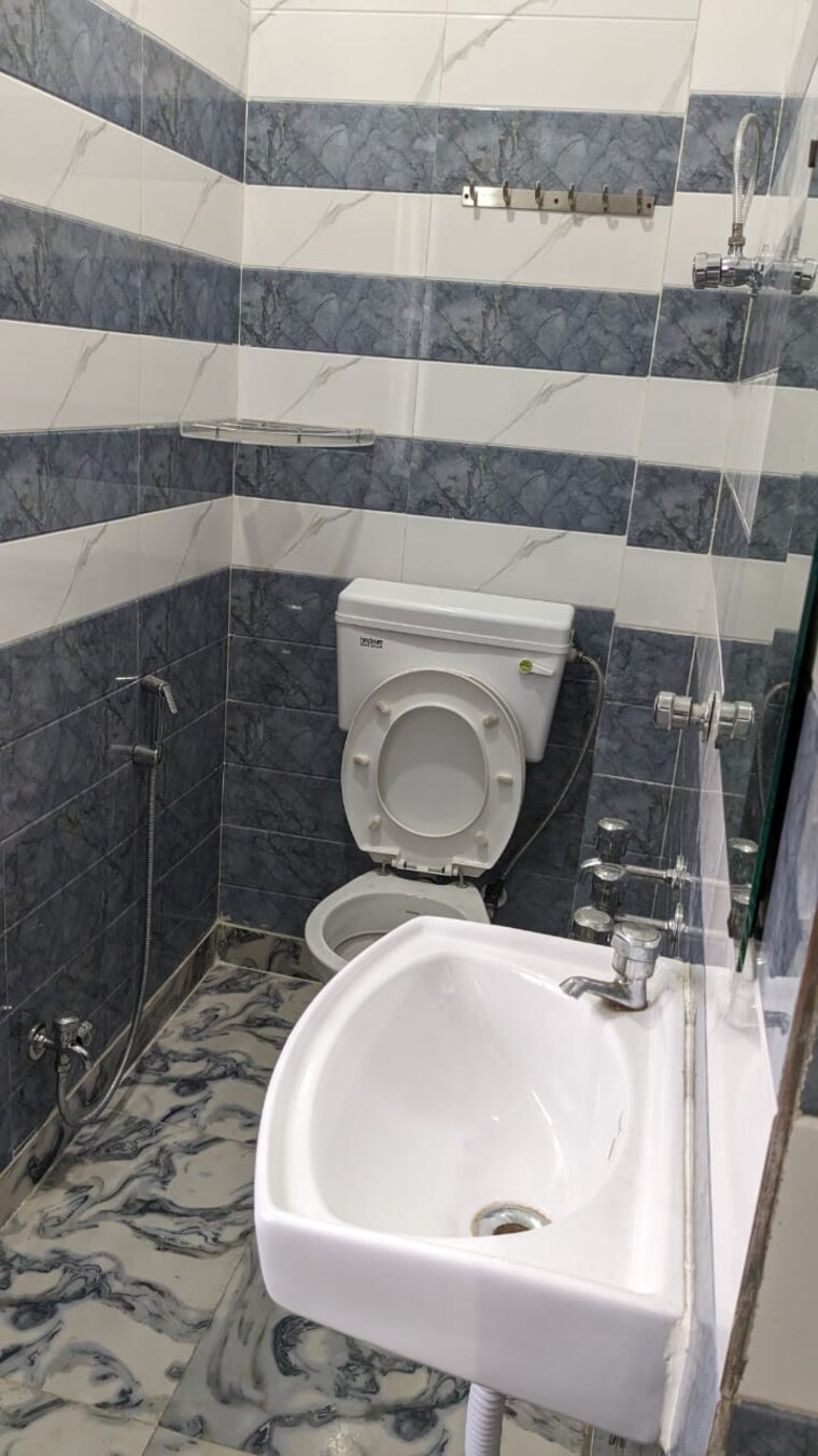 Bathroom, mayur vihar phase 1 1 Bedroom 450 Sq.Ft. Builder Floor In Mayur Vihar Phase 1 Delhi 9487595