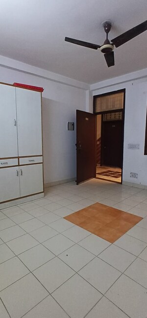 Room in 1 BHK Builder Floor at Mayur Vihar Phase 1 – for Rent