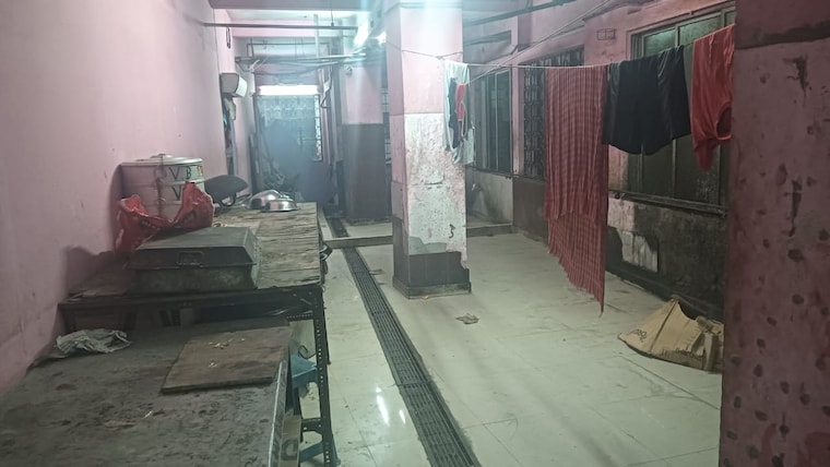  Parking, park street Commercial Showroom 1100 Sq.Ft. In Park Street Kolkata 9487693