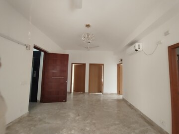 Room in 4 BHK Builder Floor at SS Linden, Sector 84 – for Rent