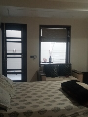 Room in 3 BHK Builder Floor at Suncity – for Rent