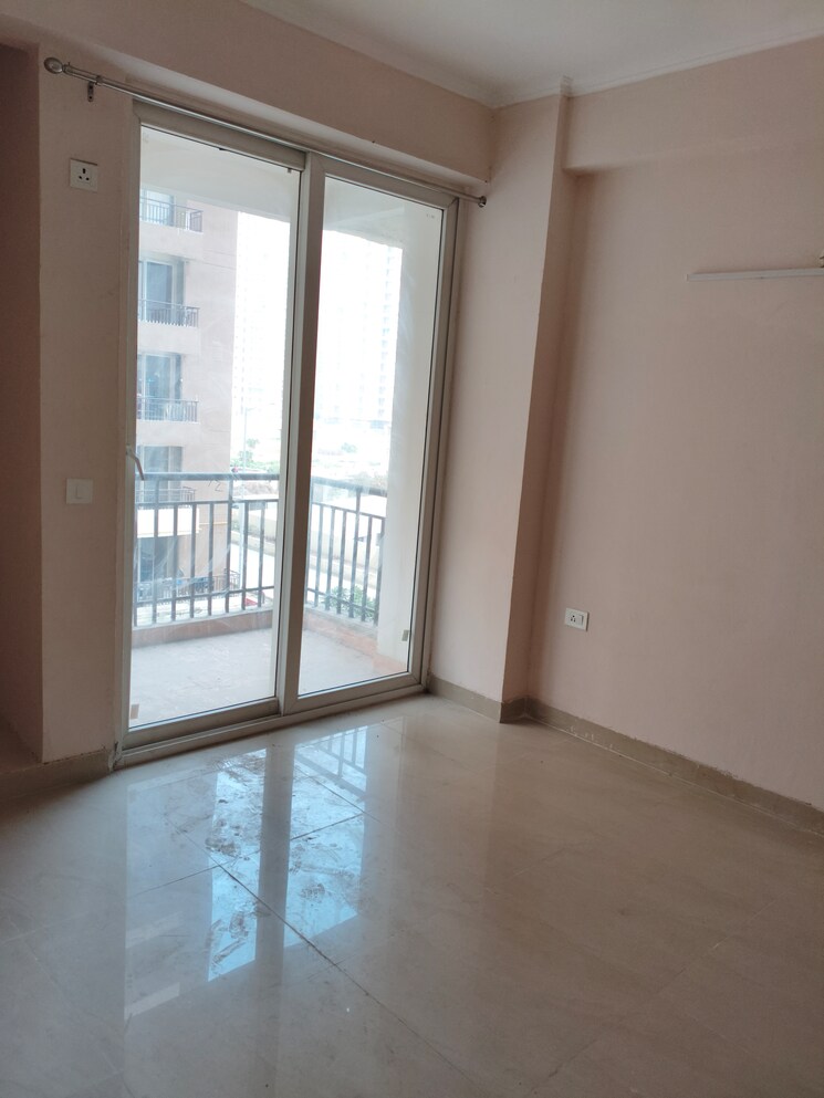 Room, noida extension 3 Bedroom 1115 Sq.Ft. Apartment In Noida Extension Greater Noida 9487926
