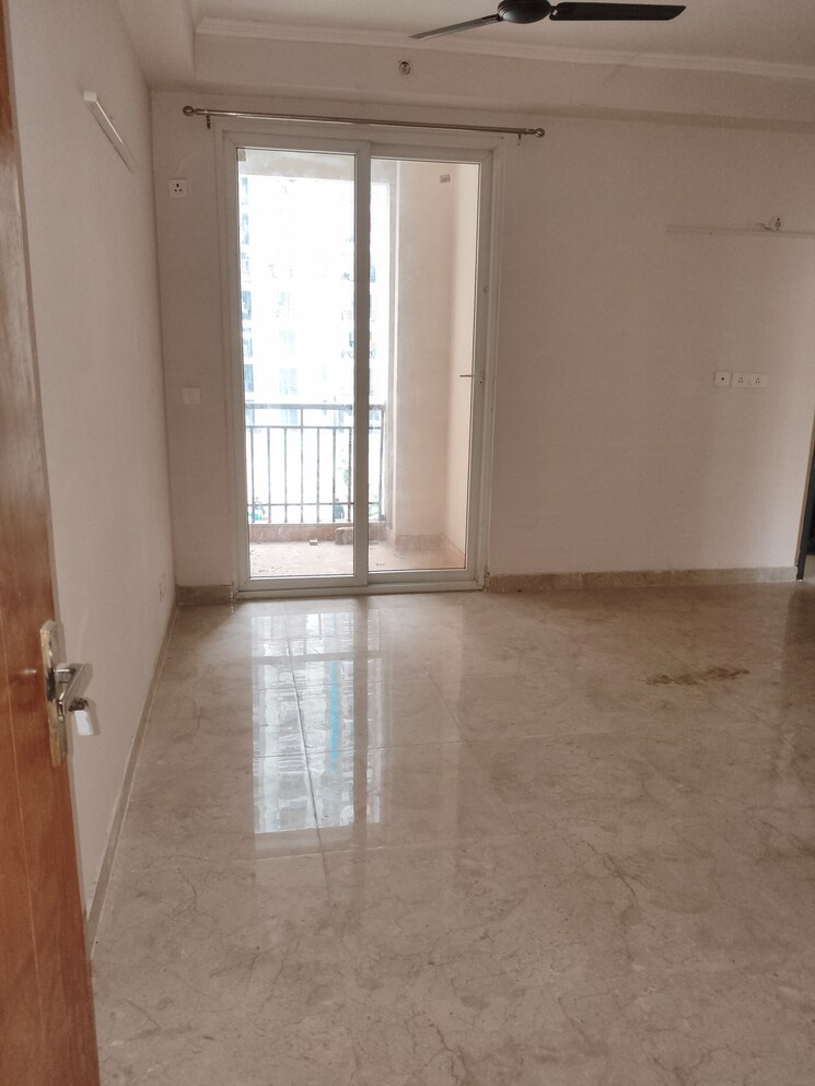Room, noida extension 3 Bedroom 1115 Sq.Ft. Apartment In Noida Extension Greater Noida 9487926