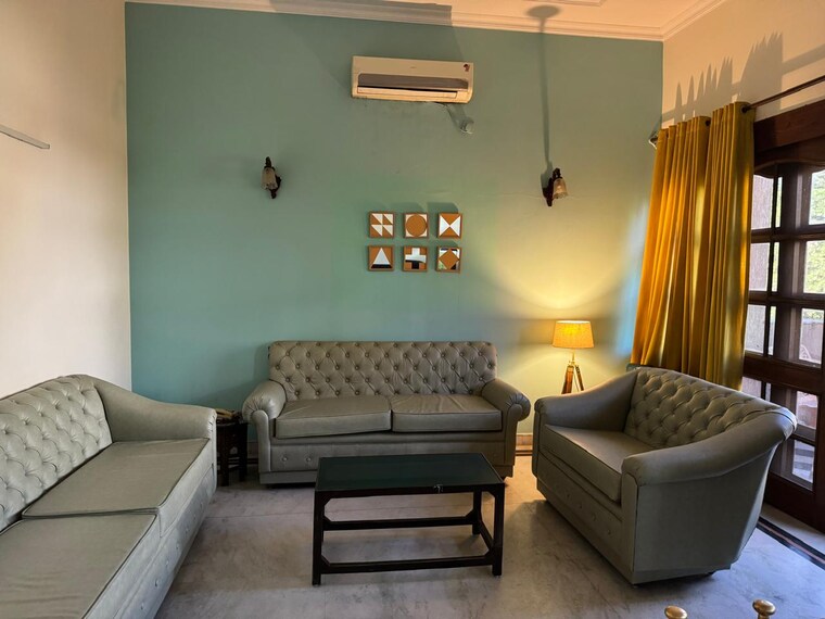 Living Room, navjeevan vihar 4 Bedroom 265 Sq.Yd. Builder Floor In Navjeevan Vihar Delhi 9487922