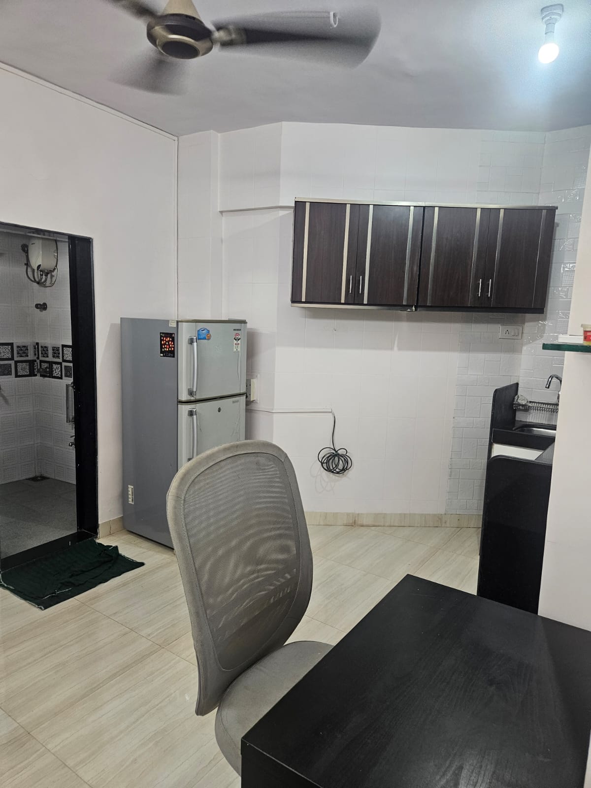 1 BHK + Study Room Apartment For Rent in Vakola Masjid