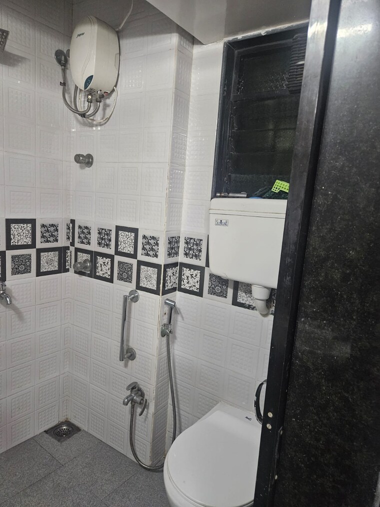 Bathroom, vakola 1 Bedroom 300 Sq.Ft. Apartment In Vakola Mumbai 9487942