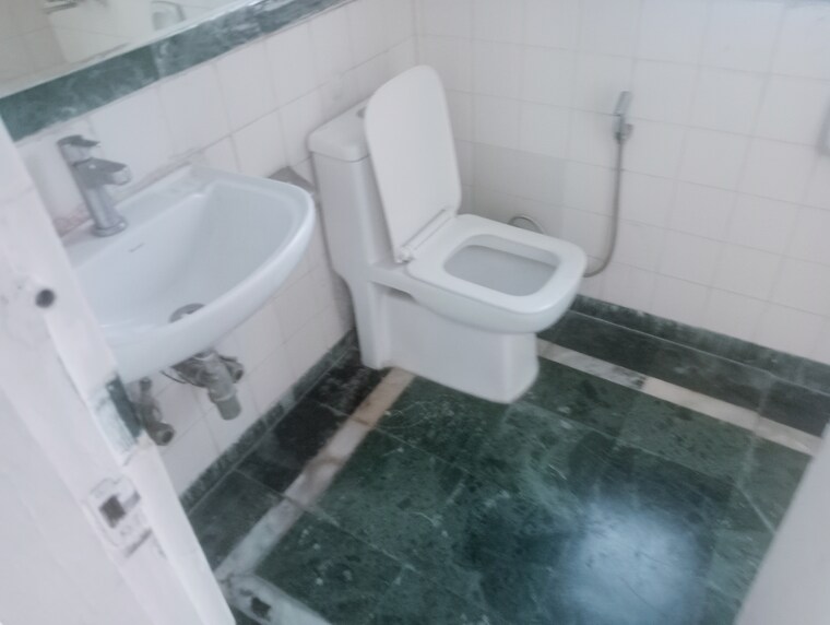 Bathroom, unitech-the-residences-gurgaon 2 Bedroom 1125 Sq.Ft. Apartment In Sector 33 Gurgaon 9487958