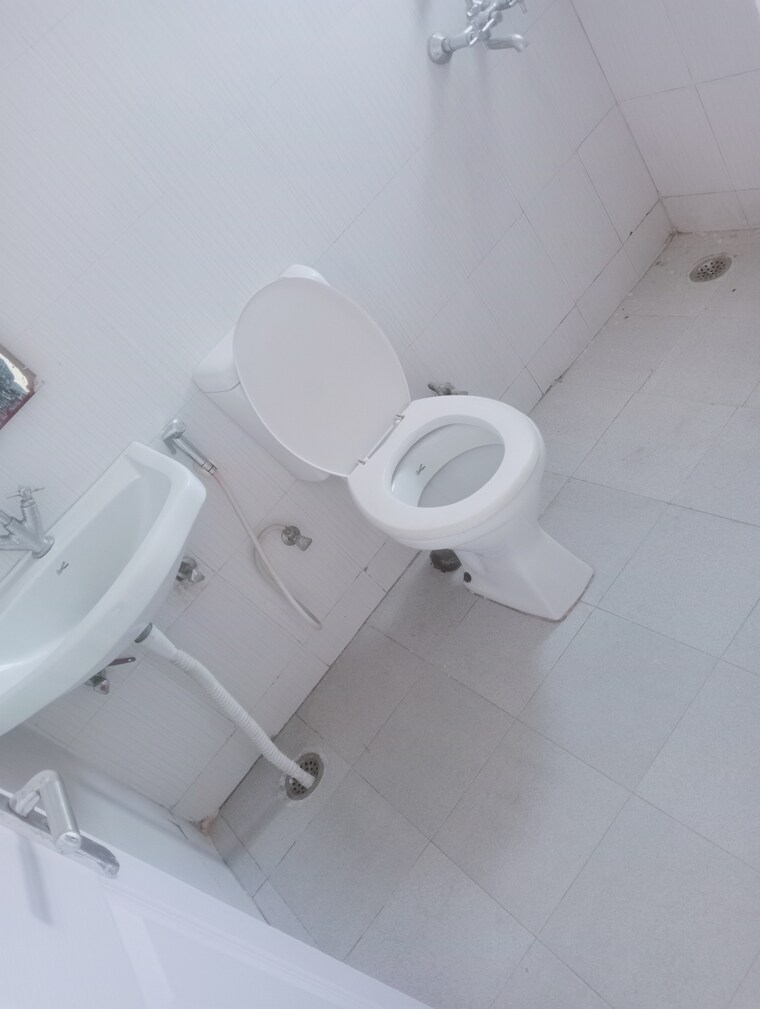 Bathroom, unitech-the-residences-gurgaon 3 Bedroom 1545 Sq.Ft. Apartment In Sector 33 Gurgaon 9487978