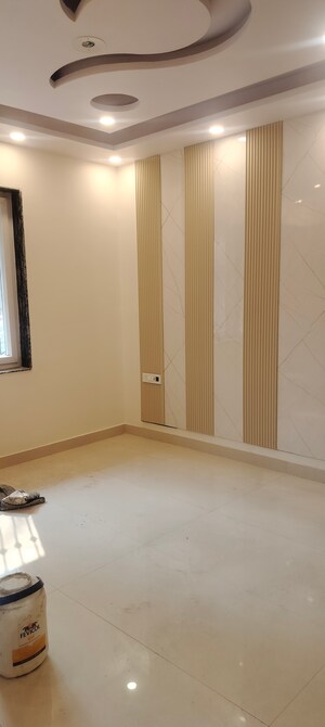 Room in 3.5 BHK Apartment at Janakpuri – for Sale