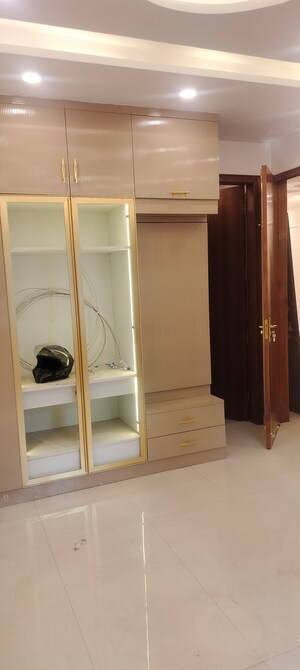 Room in 3.5 BHK Apartment at Janakpuri – for Sale