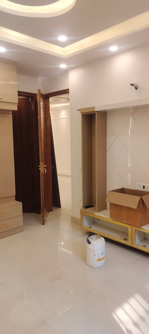 Room in 3.5 BHK Apartment at Janakpuri – for Sale
