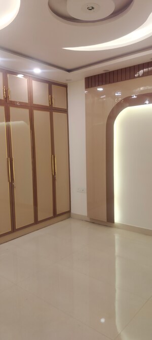 Room in 3.5 BHK Apartment at Janakpuri – for Sale