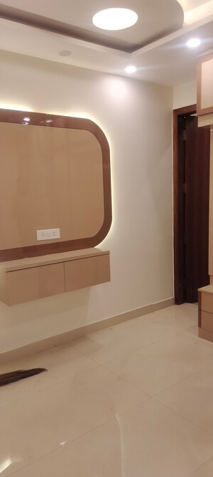 Room in 3.5 BHK Apartment at Janakpuri – for Sale