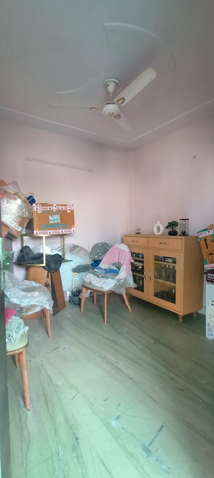 Room, rohini sector 25 3 Bedroom 900 Sq.Ft. Builder Floor In Rohini Sector 25 Delhi 9488029