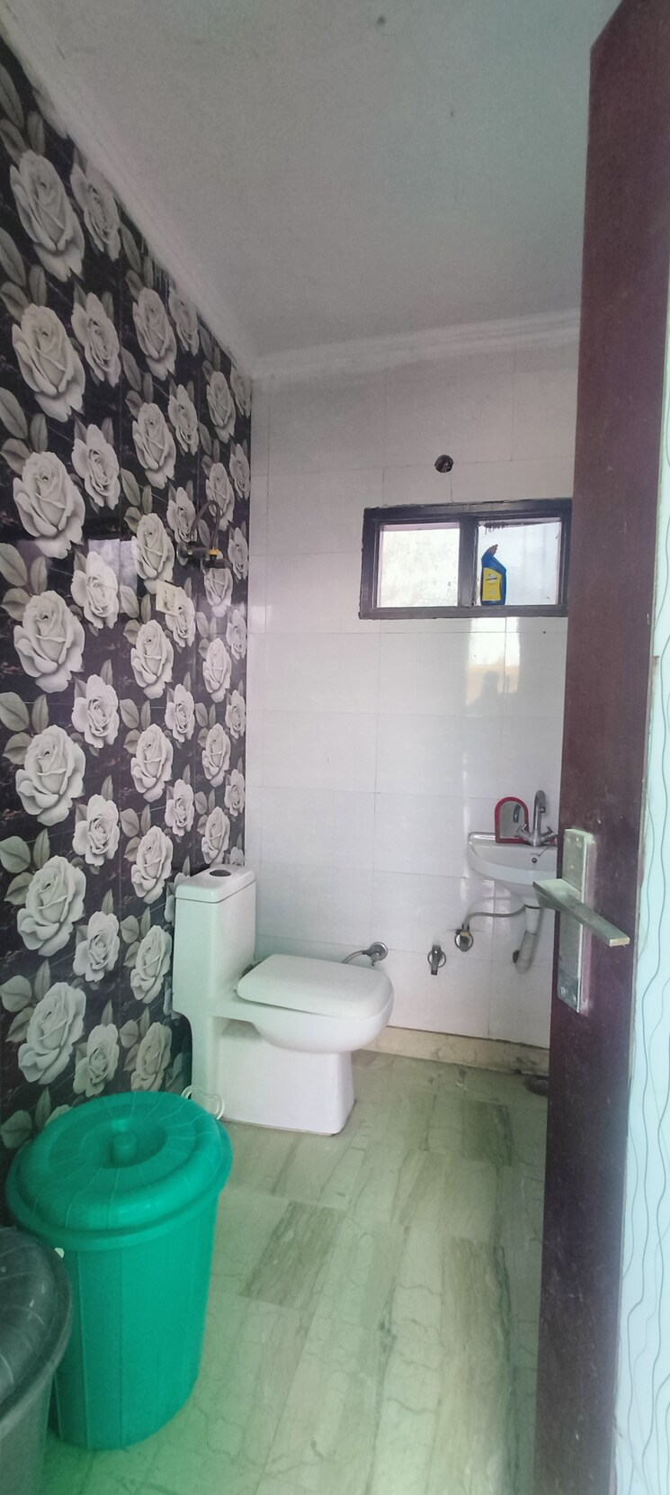 Bathroom, rohini sector 25 3 Bedroom 900 Sq.Ft. Builder Floor In Rohini Sector 25 Delhi 9488029