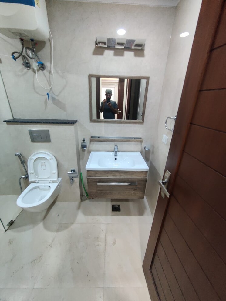 Bathroom, palam-vihar-residents-association 3 Bedroom 270 Sq.Yd. Builder Floor In Palam Vihar Gurgaon 9488024