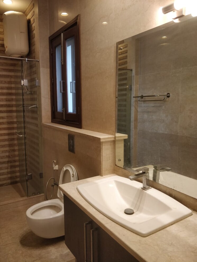 Bathroom, defence colony 4 Bedroom 5000 Sq.Ft. Apartment In Defence Colony Delhi 9488017