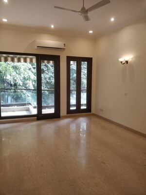 Room in 4 BHK Apartment at Defence Colony – for Rent