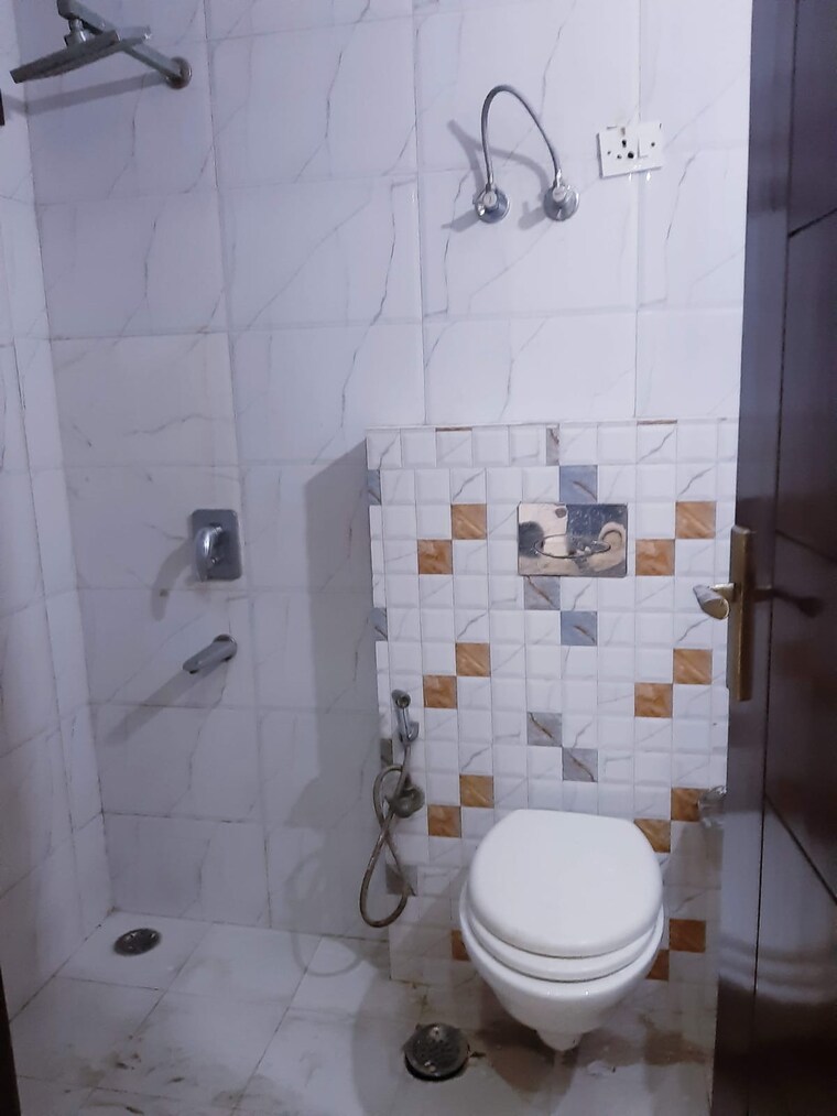 Bathroom, malviya nagar 2 Bedroom 100 Sq.Yd. Builder Floor In Malviya Nagar Delhi 9488070