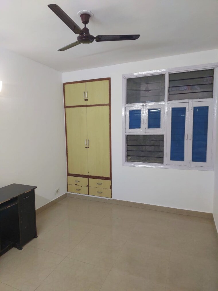 Room, rail-vihar-sector-30 2 Bedroom 1050 Sq.Ft. Apartment In Sector 30 Noida 9488157