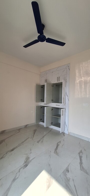 Furnished Amenities in 2.5 BHK Builder Floor at Smart World Gems, Sector 89 – for Rent