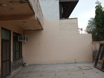 Room in 3 BHK Builder Floor at Green Fields Colony – for Rent